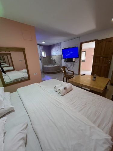 צימר עם ג'קוזי באהבה בירושלים – חדר שינה זוגי מפנק באבן ספיר